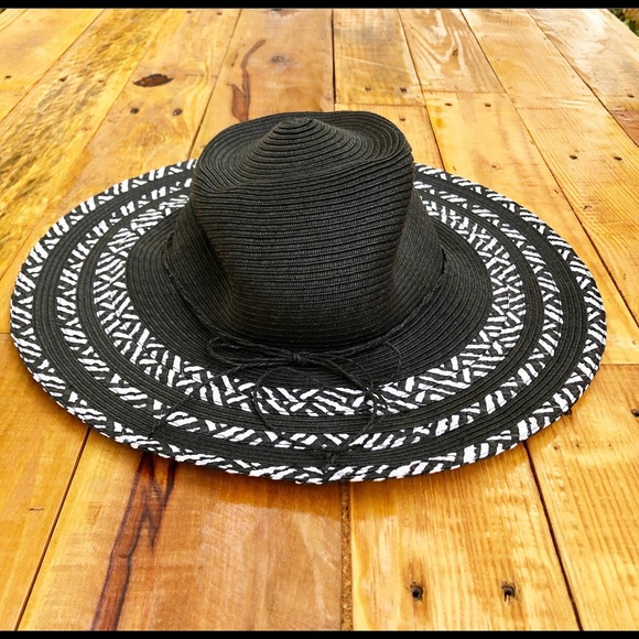 O'Rageous Accessories - Black & White Summer Straw Beach Hat